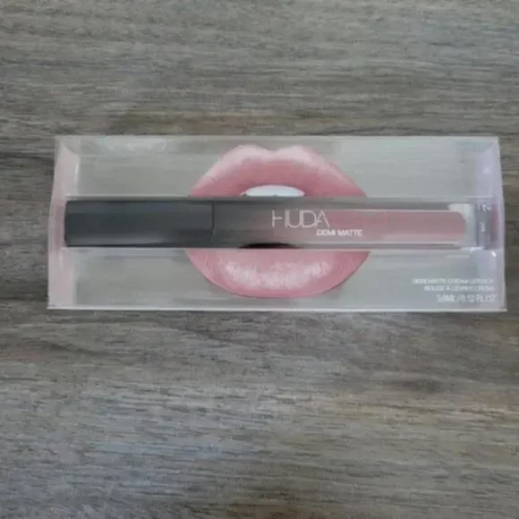 HUDA BEAUTY Demi Matte Cream Liquid Lipstick in Révolutionnaire - Picture 4 of 4